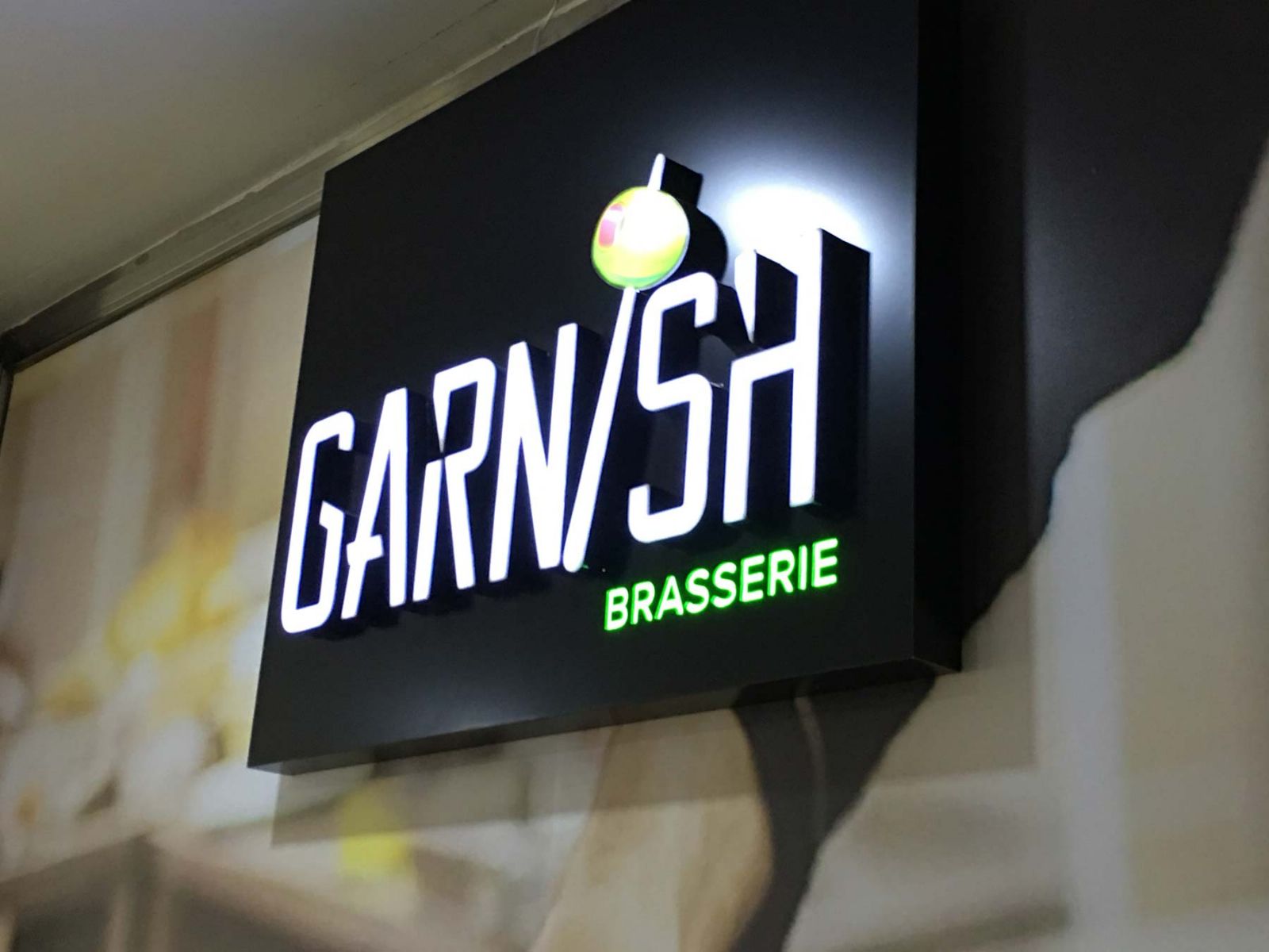 IŞIKLI TABELA MI YOKSA IŞIKSIZ TABELA MI?